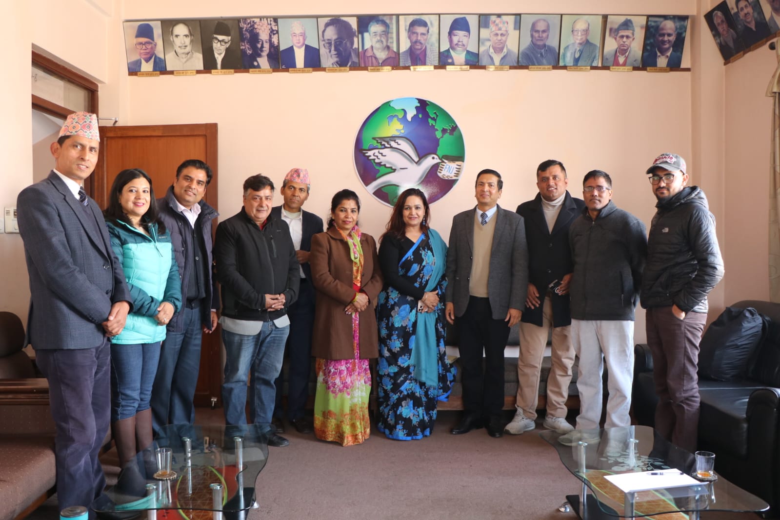 रिपब्लिक मिडिया लिमिटेडमा श्रमजीवी पत्रकार तथा कर्मचारीको श्रम समस्याका बारेमा सञ्चार तथा सूचना प्रविधि मन्त्रालयका सचिव लक्ष्मीकुमारी बस्नेत र कर्मचारीसँगको छलफल पछि सामुहिक तस्विरमा।