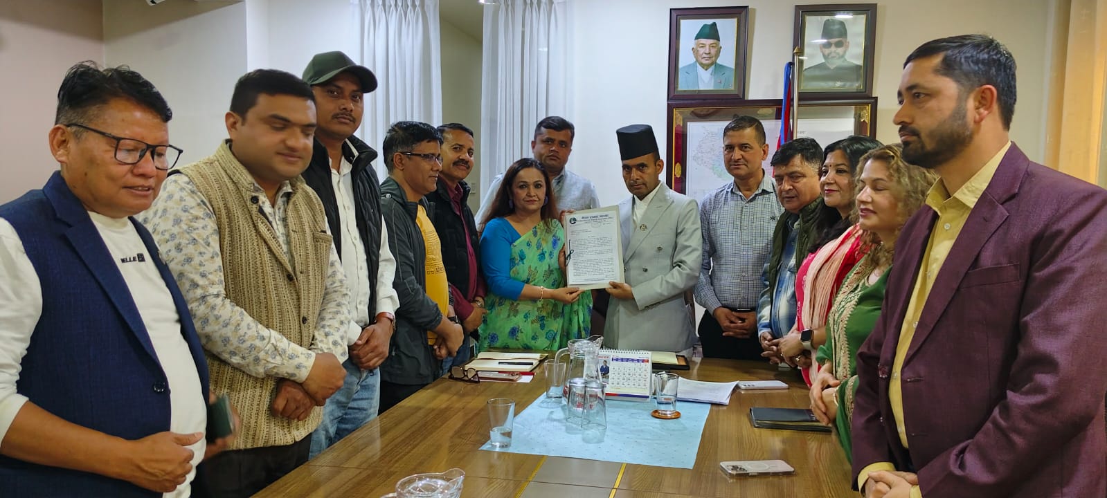 नेपाल पत्रकार महासंघले सञ्चार तथा सूचना प्रविधिमन्त्री  डा.बिक्रम तिमिल्सिना लाई भेटेर सरकारले सरकारी सञ्चारमाध्यममा मात्र सरकारी सूचना प्रकाशन र प्रसारण गर्ने निर्णय र नेपाली सञ्चारमाध्यमको समस्याका बारेमा सरकारलाई ज्ञापनपत्र बुझाएकाे छ 