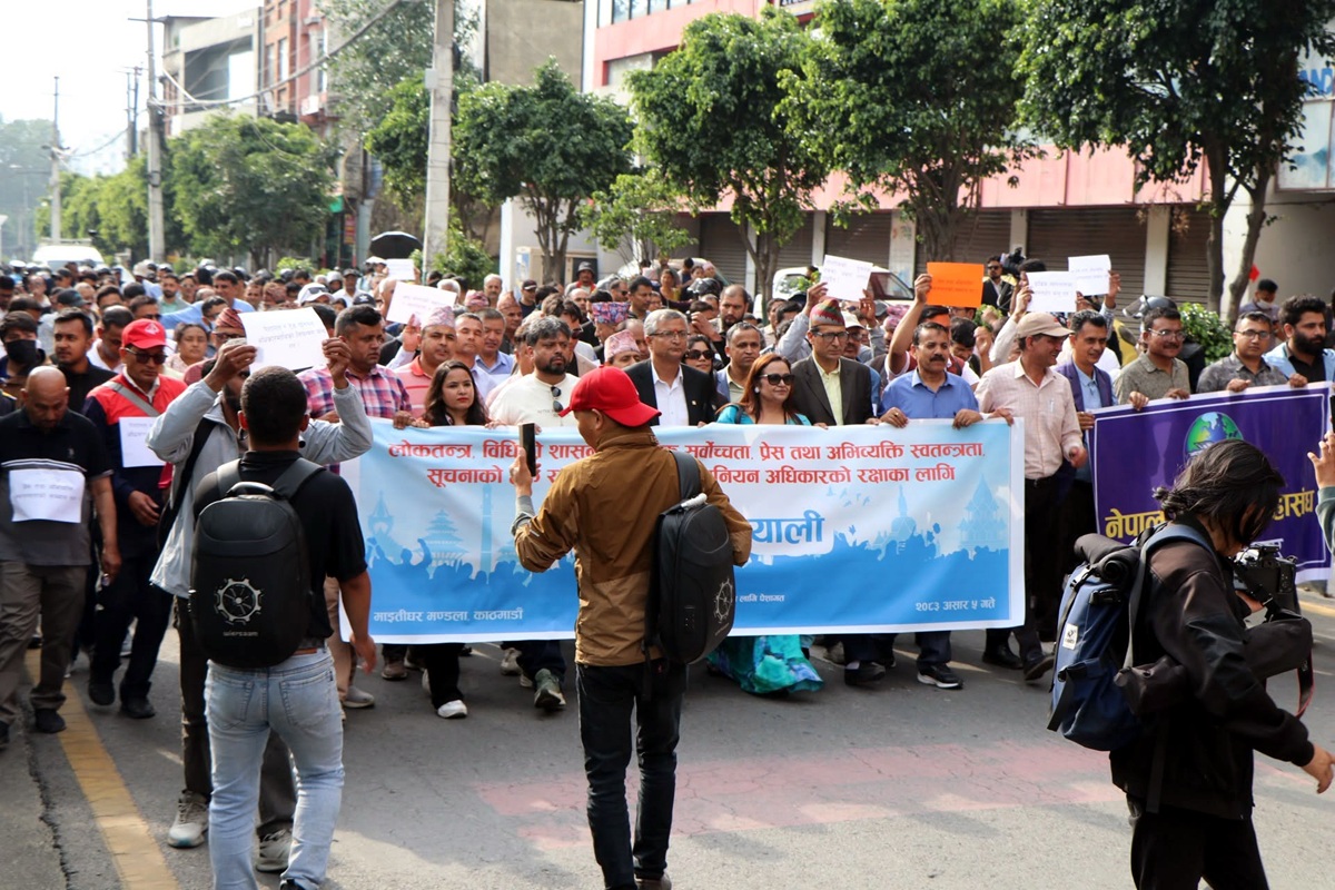 लोकतन्त्र, विधिको शासन, नागरिक सर्वोच्चता, प्रेस तथा अभिव्यक्ति स्वतन्त्रता र सूचनाको हकको संरक्षणका लागि आयोजित पेशागत सञ्जाल पापडकाे ऐक्यबद्धता र्याली । 