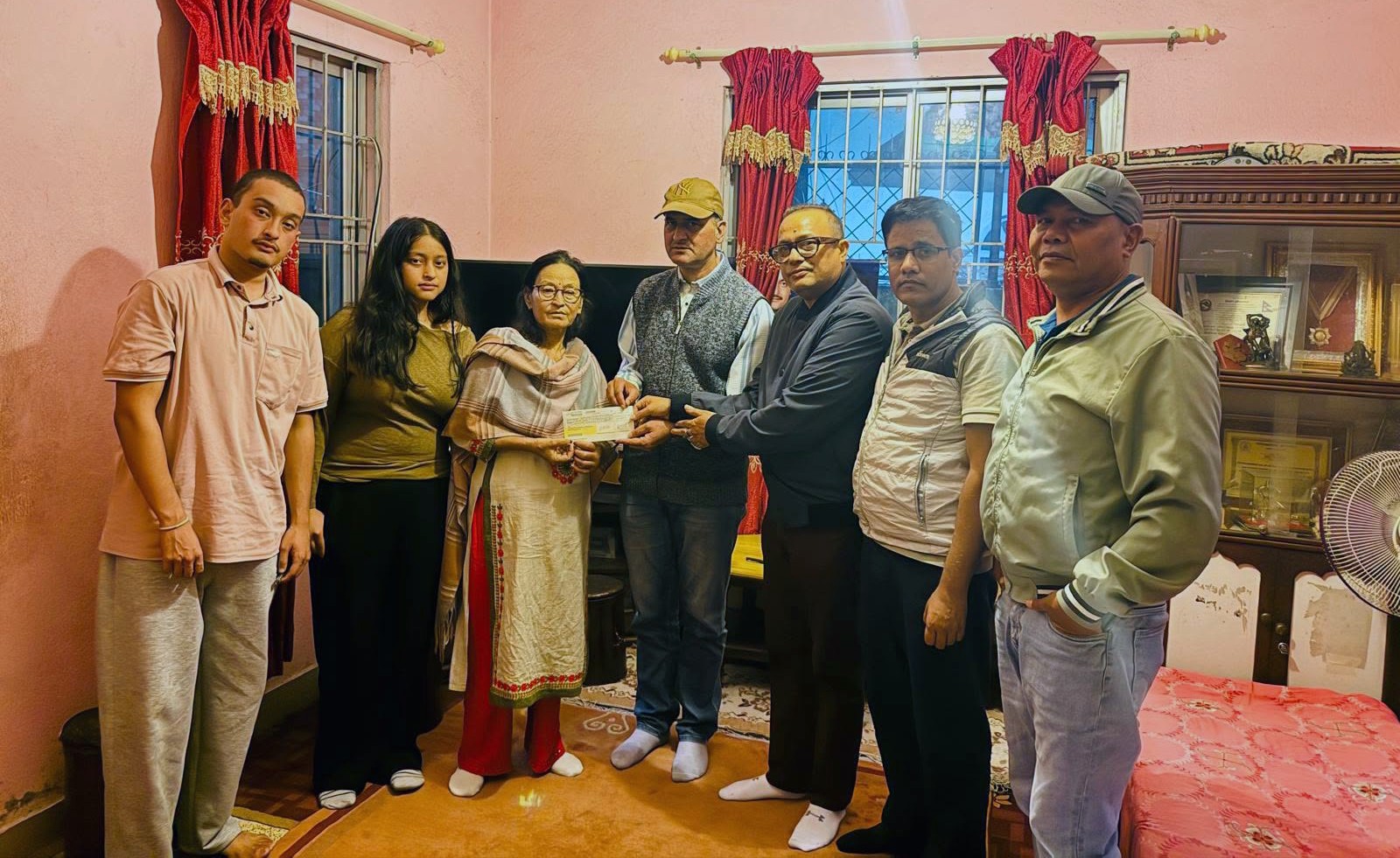 स्वर्गीय उपाध्यायको परिवारलाई सहयोग रकम हस्तान्तरण