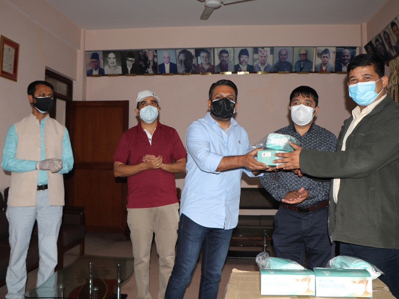 अग्रभागमा खटिएर काम गर्ने पत्रकारहरुका लागि दश हजार थान मास्क नेपाल पत्रकार महासंघलाई उपलब्ध