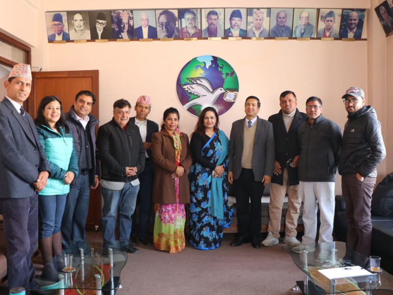 रिपब्लिक मिडिया लिमिटेडमा श्रमजीवी पत्रकार तथा कर्मचारीको श्रम समस्याका बारेमा सञ्चार तथा सूचना प्रविधि मन्त्रालयका सचिव लक्ष्मीकुमारी बस्नेत र कर्मचारीसँगको छलफल पछि सामुहिक तस्विरमा।