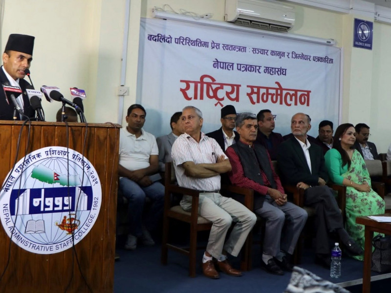 असार २१ । नेपाल पत्रकार हमासंघको राष्ट्रिय सम्मेलनलाई सम्बोधन गर्दै सूचना तथा सञ्चार मन्त्री डा.विक्रम तिमिल्सिना । 